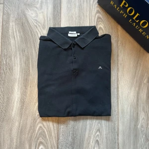 Svart pikétröja från J.Lindeberg - Snygg svart pikétröja från J.Lindeberg i slim fit. Den är i 10/10 skick. Fråga om du har frågor