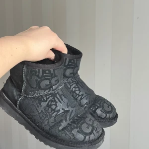UGGS - Unika uggs med glitter och graffiti design. Använda mycket men har mycket kvar att ge. Självklart äkta Uggs 