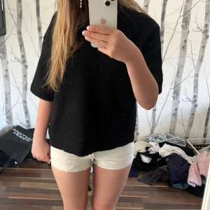 Svart stickad tröja från Gina Tricot - Säljer en svart stickad tröja från Gina Tricot i storlek XS 