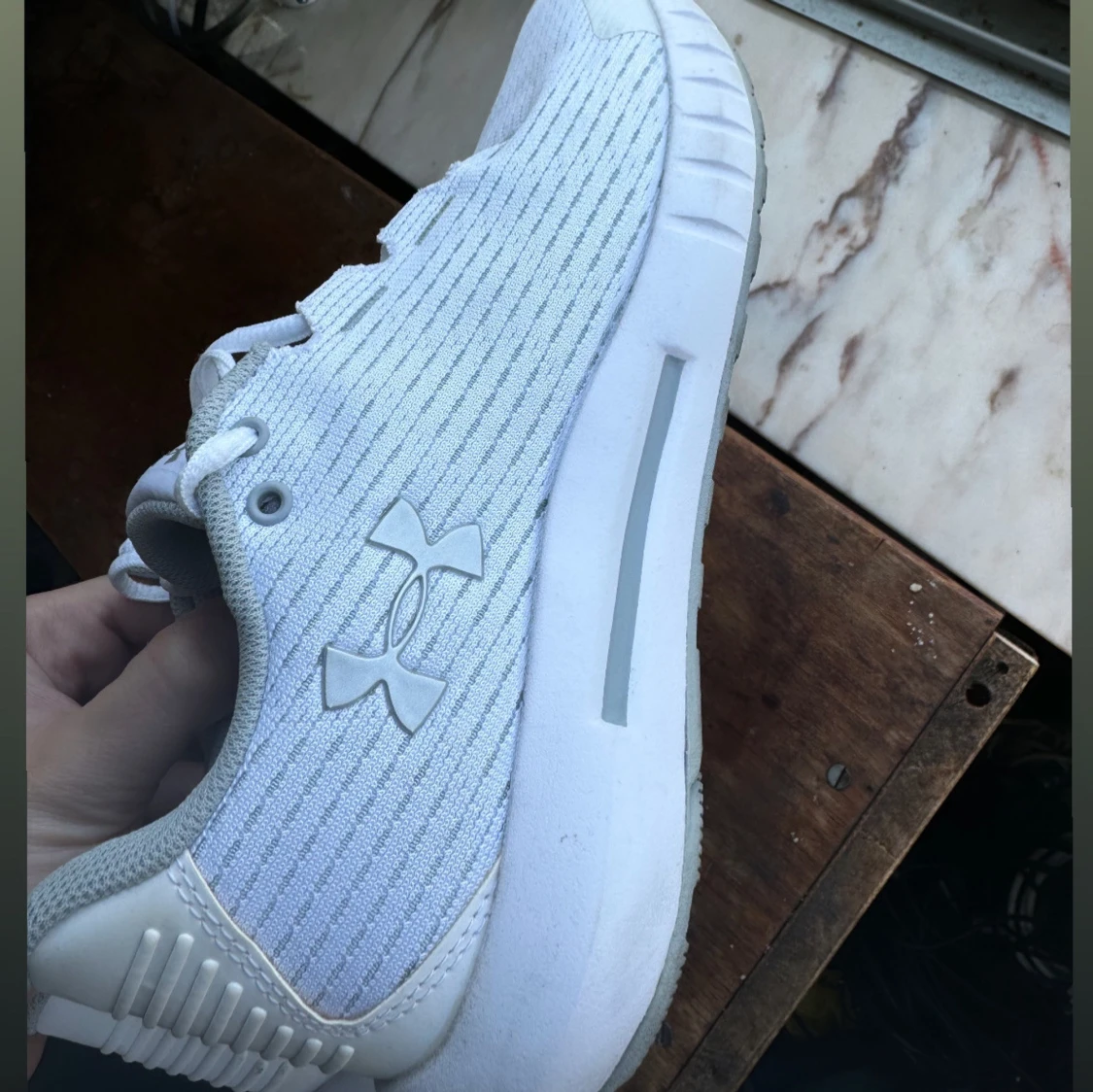 Vita sneakers från Under Armour
