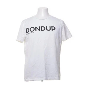 Dondup - Jag säljer min extremt eftertraktade T-shirt från dondup,  Stl XL passar mer L Väldigt bra skick!  Ny pris runt 1200💸
