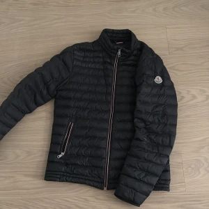 Moncler Daniel  - Tjena, säljer min moncler jacka pga jag ej använder den längre. Jackan är i mycket bra skick. Tveka ej på att fråga frågor privat. OBS! Tar emot byten (pris kan diskuteras)