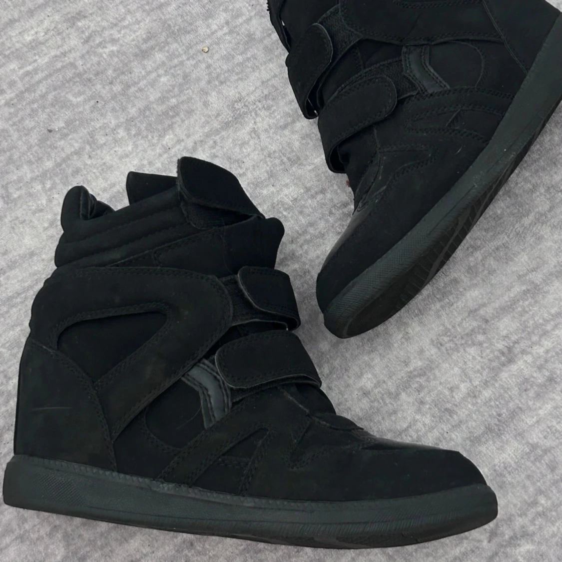 Svarta sneakers med kilklack