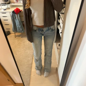 Ljusblå jeans - Säljer ett par super fina lågmidjade ljusblåa jeans