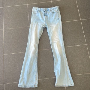 Ljusblå bootcut jeans - Säljer ett par ljusblå bootcut jeans från märket Cubus De har en klassisk femficksdesign och är perfekta för en avslappnad stil. Jeansen har en snygg tvätt och är tillverkade i ett bekvämt material.