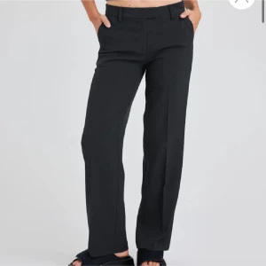 Svarta kostymbyxor  - Super snygga straight kostymbyxor ifrån Bik bok som sitter jätte fint och passar perfekt till vardag men också vid mer uppklädda tillfällen. Är mycket bra skick då de endast är använda ca 3-4 gånger. Säljer då det är lite för små för mig. Ordinarie pris är 499kr