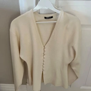 Figursydd kofta från Gina Tricot - Säljer min så fina kofta från Gina Tricot!!! Endast använd en gång🤍🤍