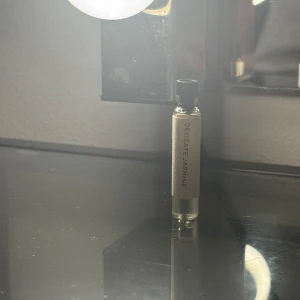 Delicate Jasmine parfymprov - Ett litet parfymprov med doften Delicate Jasmine. Flaskan är genomskinlig med en svart kork och en enkel etikett. Perfekt för att testa en ny doft eller ha med på resan.