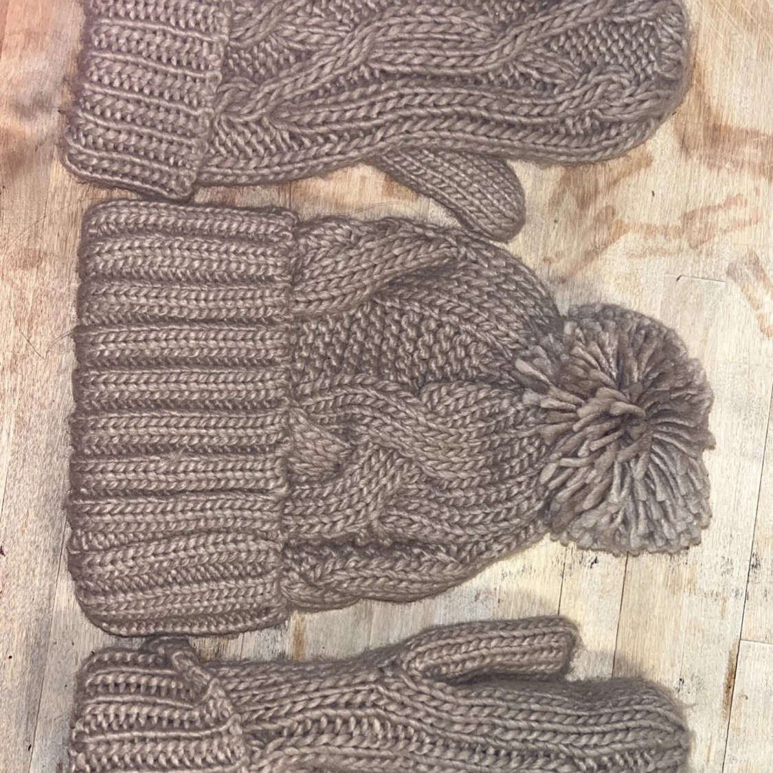 Brun stickad mössa med tofs från odd molly 