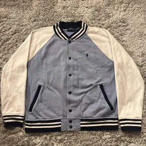 Ralph Lauren Jacka - Säljer denna riktigt snygga och sköna Ralph Lauren jackan i storlek L. Den är i fint skick, 8/10 inga defekter. Nypris ligger på 4000+ Bara att skriva över frågor och funderingar, priset kan diskuteras.