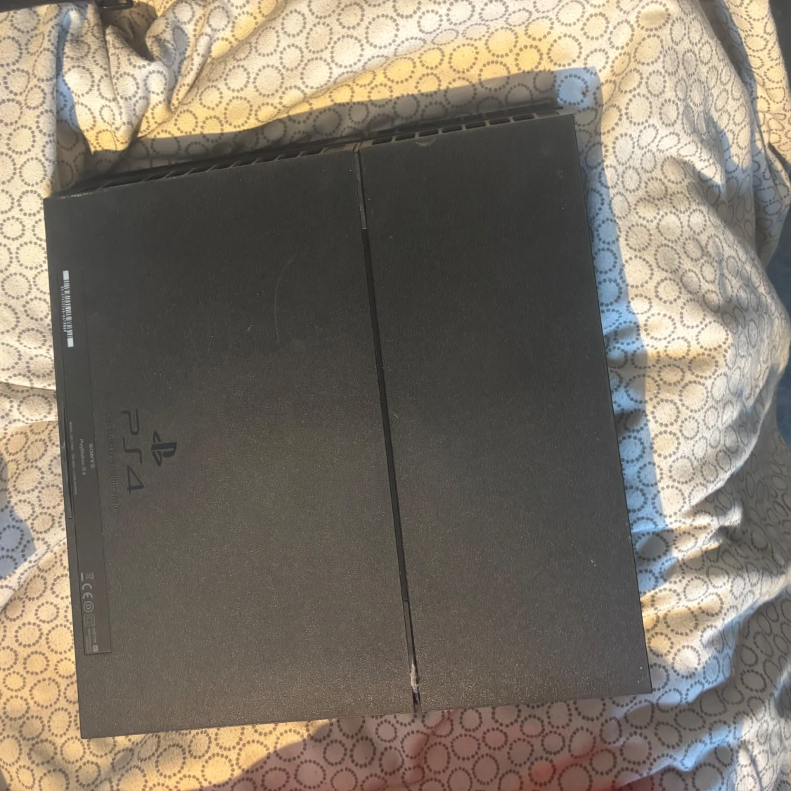 PlayStation 4 med två kontroller och GTA V - 2