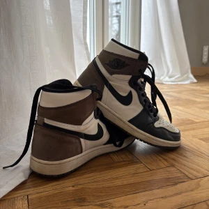 Nike Air Jordans i svart och brun - Snygga Nike Air Jordans i en stilren kombination av svart, brun och vit. Köpta för 7000kr. Pris kan diskuteras 