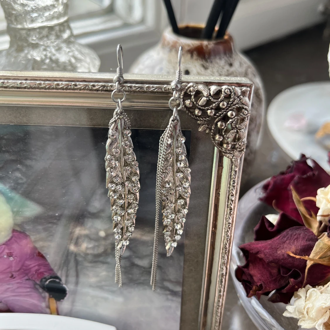 Silvriga fjäder örhängen