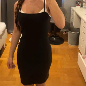 Svart tight klänning - Säljer min svarta tight klänning för den inte kommer till användning längre. Bra skick inga tecken på användning 