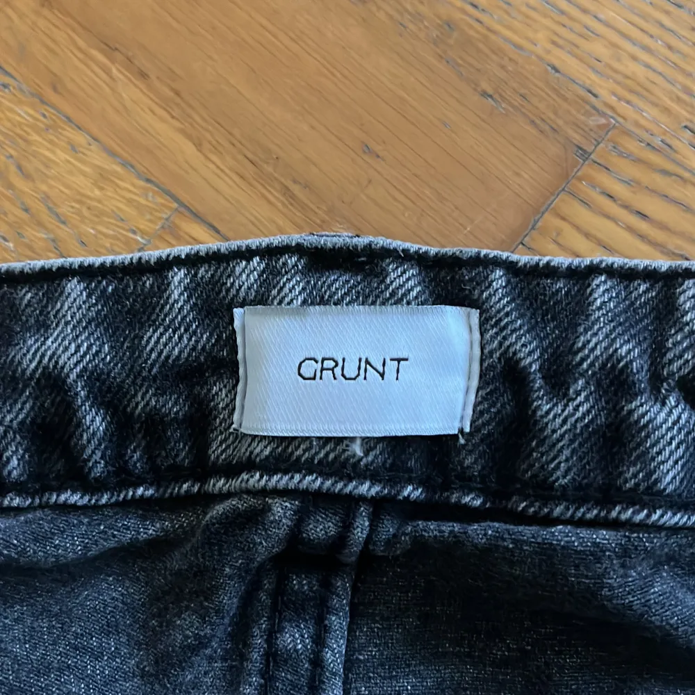 Snygga svarta jeansbyxor från Grunt med en klassisk femficksdesign. Byxorna har en normal passform och är perfekta för en avslappnad stil. De är tillverkade i ett slitstarkt material som ger en cool look.. Farkut & Housut.