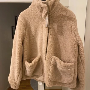 Teddy jacka - Pernilla wahlgren teddy jacka! Den är i ett jätte fint nyskick, så så gosig och bekväm, perfekt för våren och kan bäras med allt.