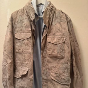 Beige jacka från Mason's - Säljer en beige feild jacka från masons. Italienskt märke 🇮🇹och kostar 5000 nypris. Utmärkt skick