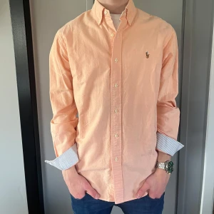 Ralph lauren skjorta - Riktigt snygg ralph lauren skjorta i nyskick. Perfekt inför sommaren. Nypris 1600kr vårt pris 399kr✅ fraktas inom 24h📦✅