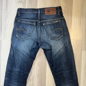 G-Star Raw 3301 jeans - Säljer ett par snygga G-Star Raw 3301 jeans i en klassisk blå tvätt. De har en straight passform, strl 29/32