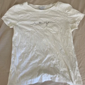 Vit t-shirt från Amisu - Jätte fin t shirt ifrån Amisu. Använd några gånger men är i bra skick!❤️