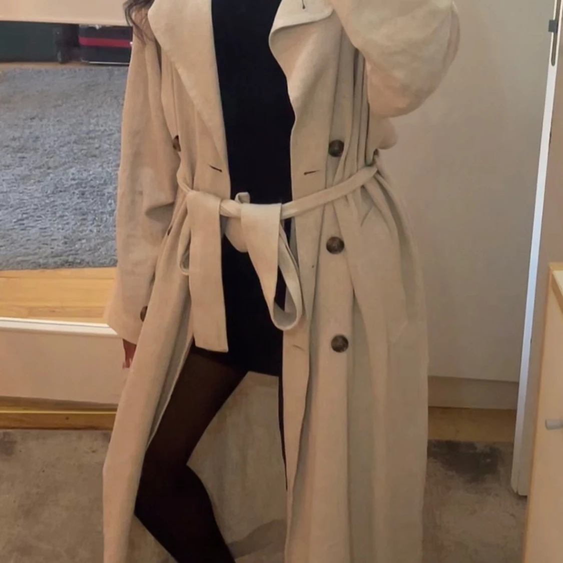 Beige linne trenchcoat med knappar