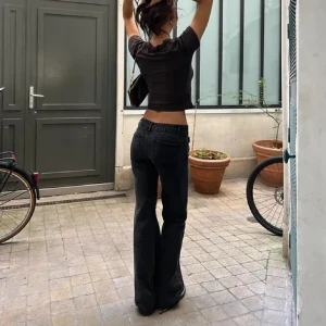 Grå Alohba Jeans - Så snygga gråa alohba jeans som kast skulle säga är mid waist på gränsen mot lågmidjade. Helt nya utan några defekter. Passar mig jättebra i längden som är 170🤩Lånade bilder o nypris är 999kr