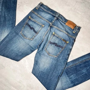Nudie jeans - Nudie jeans | Modell Thin Fin | Super bra skick | Storlek W30 L32. 