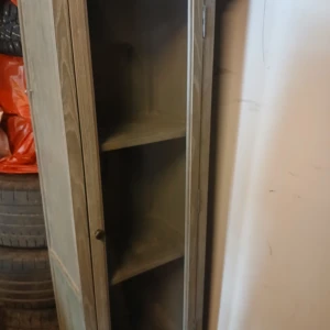 Grågrönt vitrinskåp  med glasdörr - Säljer ett stilrent grågrönt vitrinskåp med glasdörr och två hyllplan. Perfekt för förvaring av böcker eller prydnadssaker. Skåpet har en enkel och klassisk design som passar i de flesta rum.