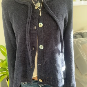 Mörkblå kofta med knappar - Så cool och fin stickad kofta ifrån odd molly!! En knapp är tyvärr av men inget jag tycker förstör särskilt mycket då den är snygg att bara knäppa några knappar!🩷🩷