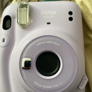 Instax mini - Kameran är i mycket bra skick och har använts några gånger. Det kommer inte med några fotopapper. Men den kommer med väskan. Säljer den för att jag inte behöver den pris kan diskuteras