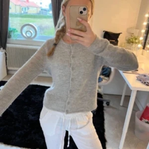 Grå kofta  - Säljer en grå kofta från H&M. Den har långa ärmar och knappar framtill. I storlek S och använt fåtal gånger, den är lika ljus som första bilden men ser mörkare ut på andra. 