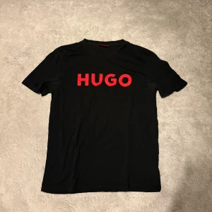 Hugo Boss T-Shirt - Säljer nu denna Hugo Boss T-Shirt, i storlek M. Skriv vid fundering/fråga!
