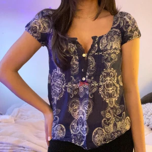 Mönstrad blus från Odd Molly - Säljer en snygg och söt blus från Odd Molly i blått med vitt paisleymönster. Blusen har korta ärmar och knappar framtill, perfekt för en våren/sommaren!!☀️💓 Säljer på grund av att den inte används.