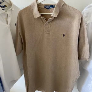 Ralph Lauren pikétröja - Polo Ralph Lauren pikétröja Storlek: M | Färg: beige Klassisk modell, i fint skick – inga fläckar eller slitage.✨👕  Snabb leverans 🚚 och extra bilder får du gärna fråga om!