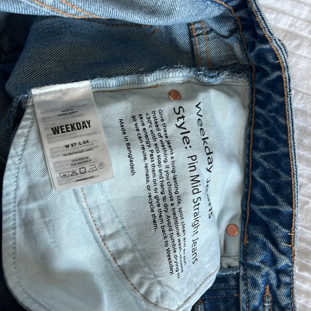 Säljer ett par blå jeans från Weekday i modellen 'Pin Mid Straight'. (Använda max två gånger). Jeansen raka i modellen och mid rise med fickor både fram och bak. De är i längd 34 och jag är ca 174 som preferens🙌🏻☺️ . Farkut & Housut.