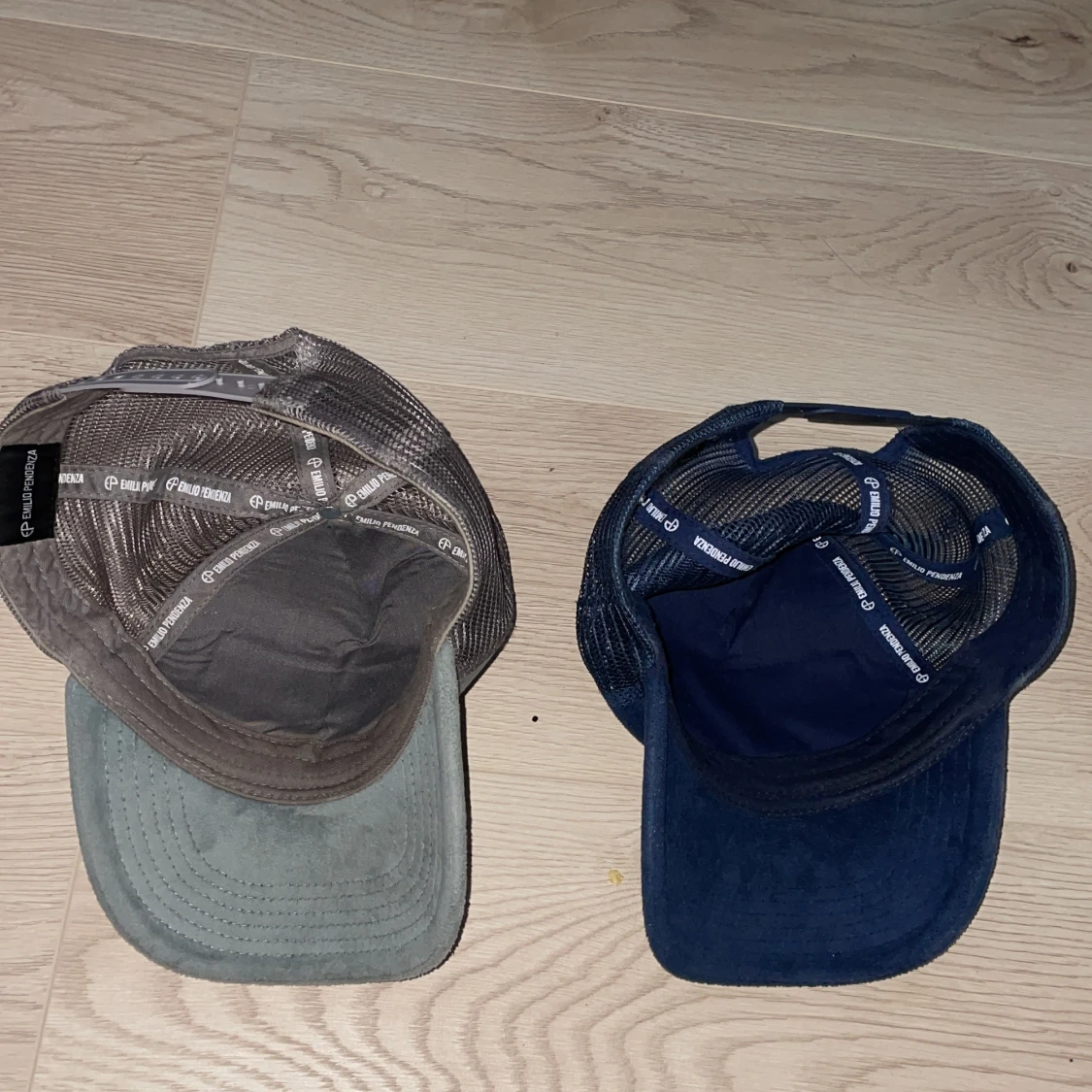 Två kepsar med bilmotiv - 3