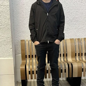 Moncler windbreaker  - (Tar gärna byten) Säljer en snygg svart vindjacka från Moncler. Jackan har en dragkedja. Den är långärmad och har Monclers logotyp på ärmen. Perfekt för blåsiga dagar/våren/sommaren! Kan även tänka mig gå ner i pris vid snabb affär ny pris(8999kr)