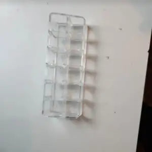 Praktisk transparent sminkorganiserare med flera fack för att hålla ordning på dina sminkprodukter. Perfekt för att förvara läppstift, läppglans eller små sminkborstar. Tillverkad i akryl för en stilren och modern look.