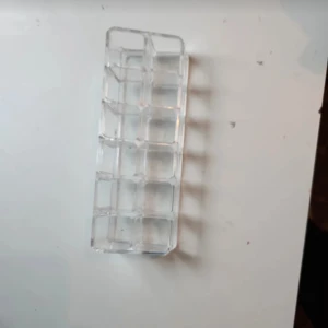 Transparent sminkorganiserare - Praktisk transparent sminkorganiserare med flera fack för att hålla ordning på dina sminkprodukter. Perfekt för att förvara läppstift, läppglans eller små sminkborstar. Tillverkad i akryl för en stilren och modern look.