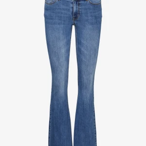 Blå bootcut jeans från Vero Moda💕 - Snygga blå bootcut jeans från Vero Moda i klassisk denim. De har en dragkedja och knapp framtill för enkel stängning. Perfekta för en avslappnad stil. Dom är sparsamt andvända. Köpt för 600