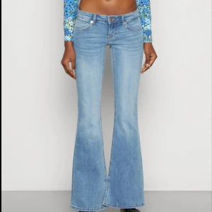 Blå bootcut jeans - Snygga low waist jeans från only!