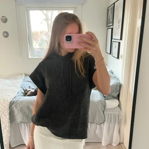 Svart kortärmad stickad - En jättegullig mörkgrå stickad kortärmad. Har lova och snörning. Jätte skönt material o passar superbra till sommaren eller till ett par jeans. Köpt från sellpy och aldrig använt.😇😇