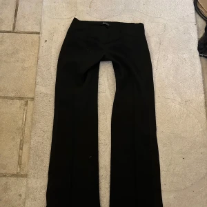 lowwaist kostymbyxor - lowwaist kostymbyxor från blu in firenze. satinband och veck på benen, dragkedja på sidan av midjan. innerbensmått 80cm