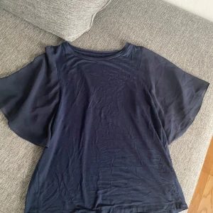 Topp  - Snygg topp, mörkblå. Köpt för 200kr 