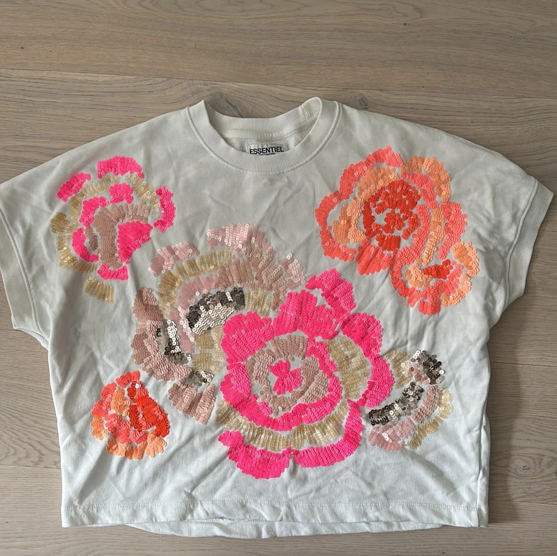 Vit t-shirt med blommiga paljetter från Essentiel Antwerp