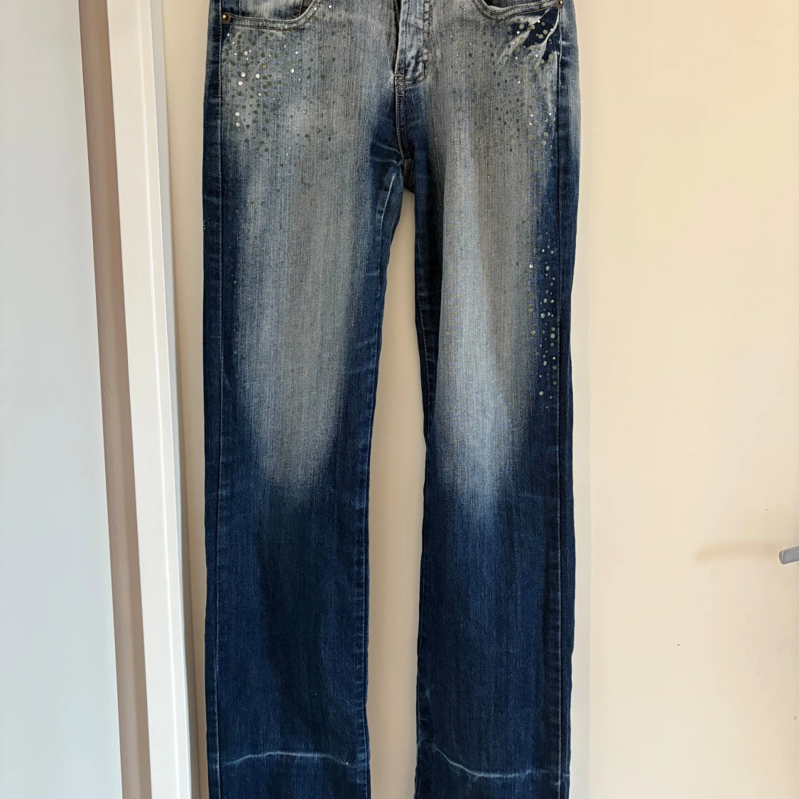 Blå jeans med detaljer från Eleven Jeans