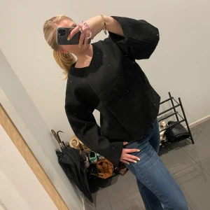 Svart jacka från Gina Tricot - Snygg svart jacka från Gina Tricot med en stilren design. Jackan har långa ärmar och knappar framtill. Perfekt för en elegant look.