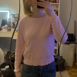 Stickad tröja - Säljer en rosa stickad tröja med kabelmönster i storlek 158-164 ifrån märket C’est la vie. Aldrig använt men saknar prislapp. Pris kan diskuteras. Skriv om funderingar finns.