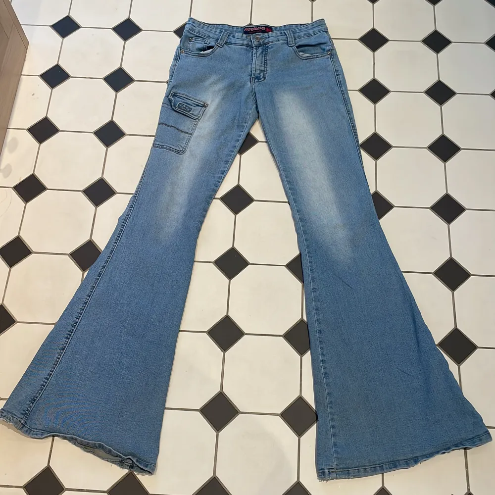 Jättesnygga ljusblå jeans med vida ben, väldigt stretchiga, står ingen storlek men skulle uppskatta till en s. Midjemått tvärs över: 36cm Innerbenslängd: 83cm (lånade bilder). Farkut & Housut.