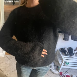 Hm mohair tröja - Säljer en mysig svart mohair tröja med lång ärm. Endast använd några gånger💕